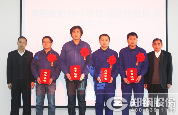 電子商務及銷售管理總監(jiān)張修冰、質(zhì)量總監(jiān)能江嶺為獲獎第三名員工鄭軍等頒發(fā)榮譽證書